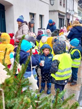 Foto utrinki krašenja smrečic in prižig plamenčkov upanja na Šutni (9)